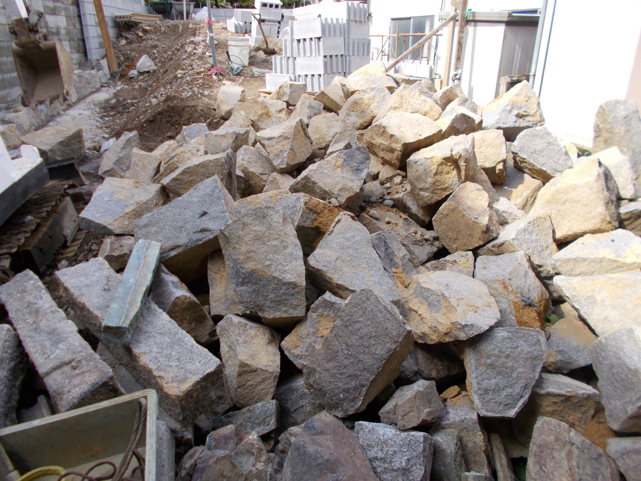 生まれ変わった古民家ホテルのお庭 間知石の再利用 福知山市 キューズ・ガーデンは造園・外構・エクステリア工事の専門店です。